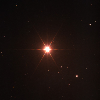 Fotografia da estrela Arcturus, de brilho alaranjado intenso