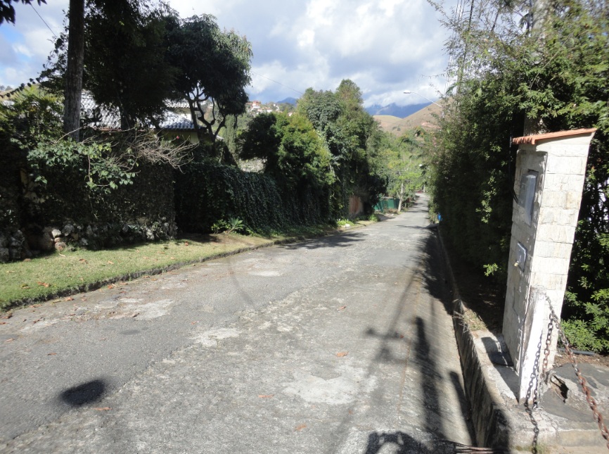 Vista da rua na saída do estacionamento do Nébadon