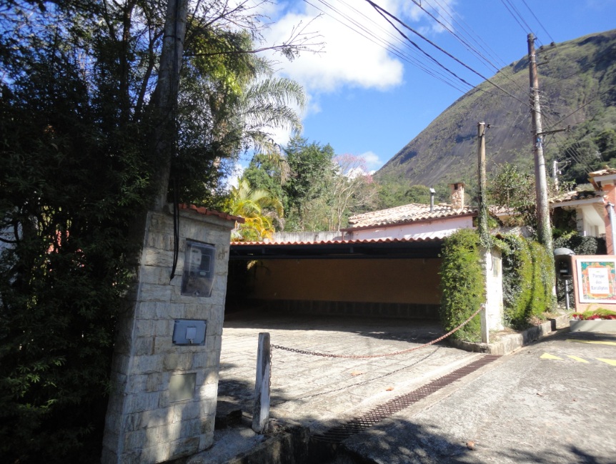 Entrada e estacionamento do Espaço Nébadon