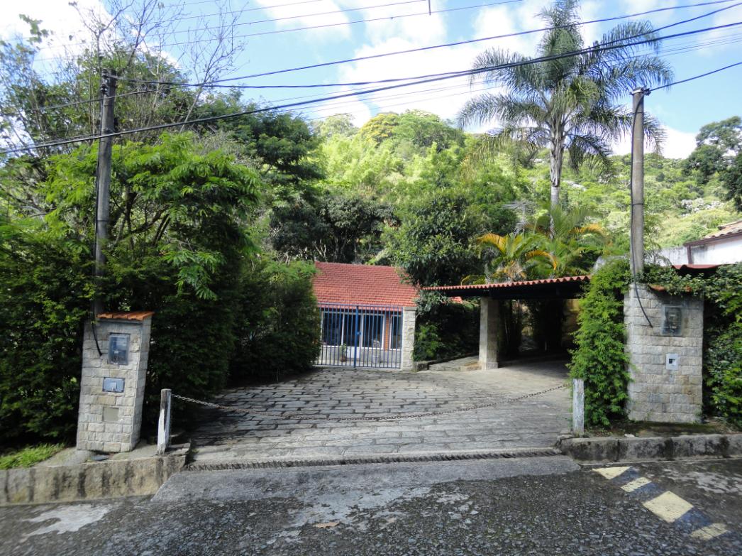 Portão de entrada e área coberta de estacionamento