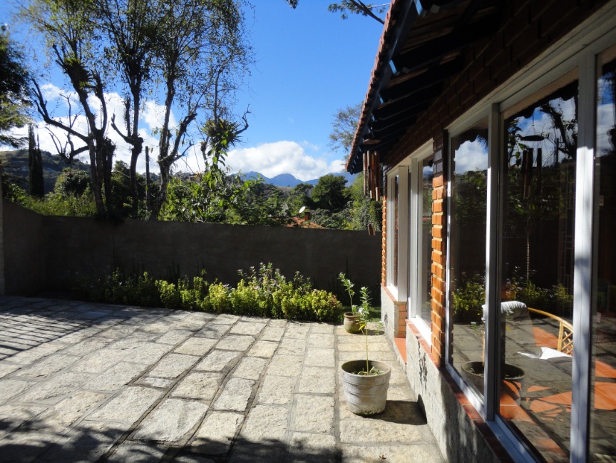 Área externa com vista para as montanhas