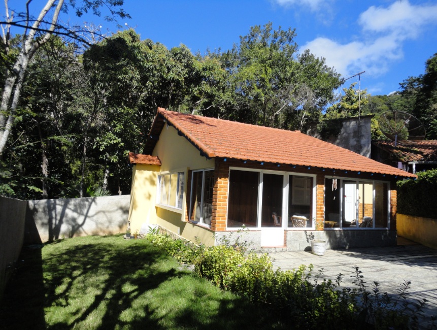 Vista lateral da casa e jardim
